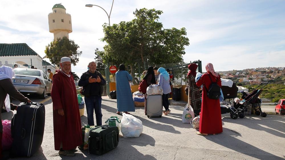 المغاربة العالقون بالخارج .. مواطنون يعيشون "مآسي" بعيداً عن الوطن وينتظرون "فرجاً" يُنهي مُعاناتهم