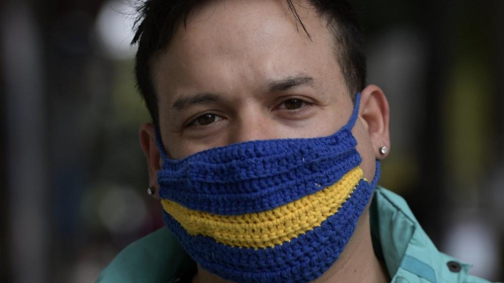 لاعبان من بوكا جونيورز وريفر بليت يُطلقان "حملة" تحويل قمصانهما لكمامات في مواجهة "كورونا"