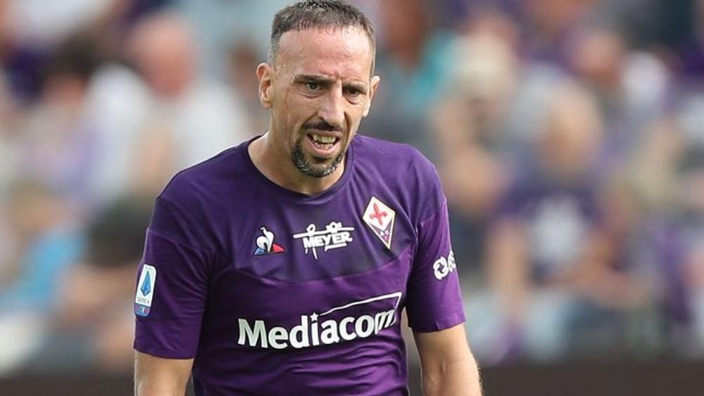 الدوري الإيطالي.. لاعب فيورنتينا "فرانك ريبيري" يعود للتداريب بعد تعافيه من الإصابة