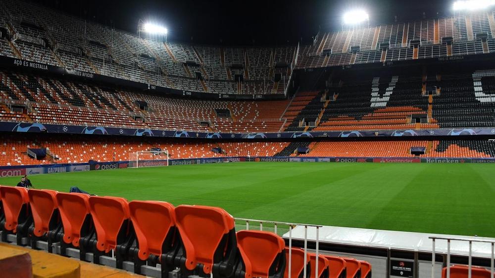 ملعب المستايا يفتح أبوابه لتوزيع الأغذية على الأشخاص المحتاجين