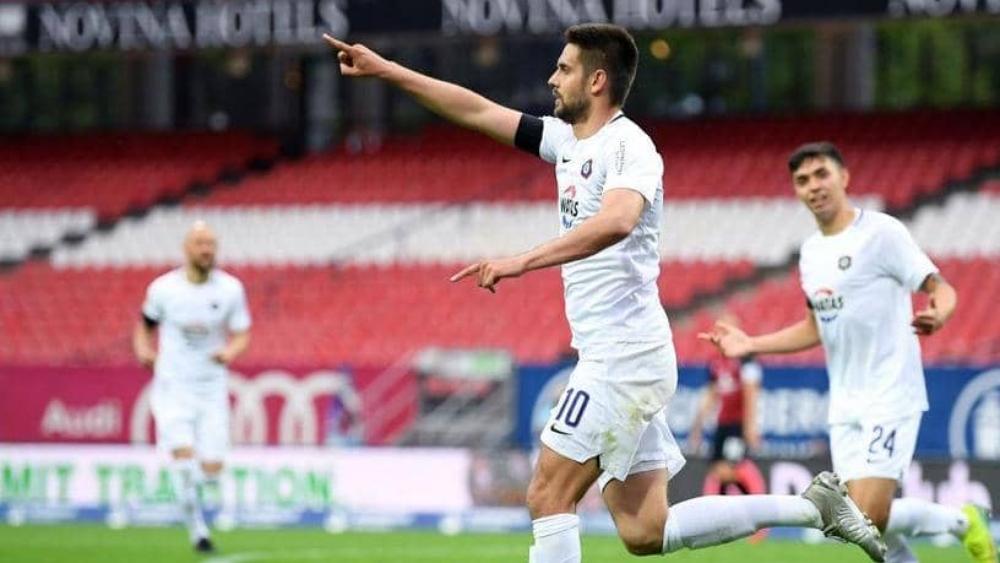 كرد للجميل .. لاعب يكسر قواعد التباعد في الدوري الألماني و يحتفل بهدفه بمعانقة مدير ناديه!