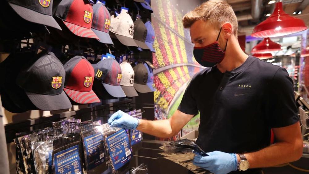 لمواجهة كورونا.. برشلونة يعرض أقنعة طبية للبيع بسعر 18 يورو للكمامة الواحدة!