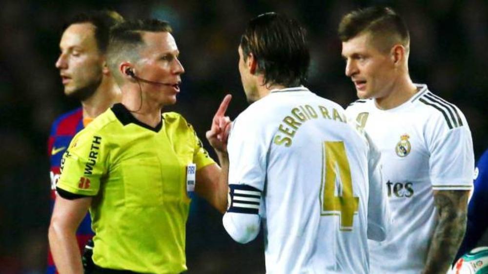 بطاقة صفراء لأي لاعب يقترب من الحكم مسافة أقل من مترين