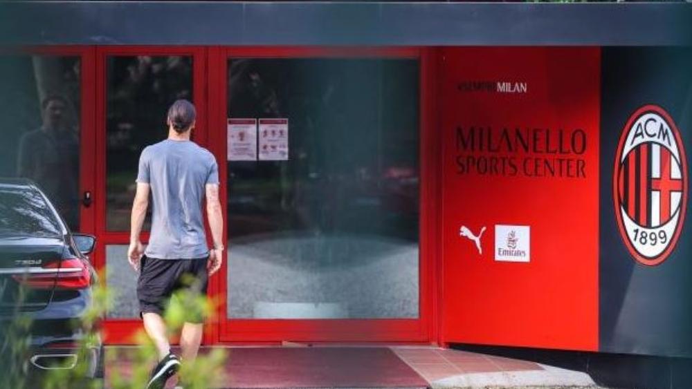 مهاجم نادي ميلان "زلاتان إبراهيموفيتش" يعود إلى السويد بعد تعرضه للإصابة