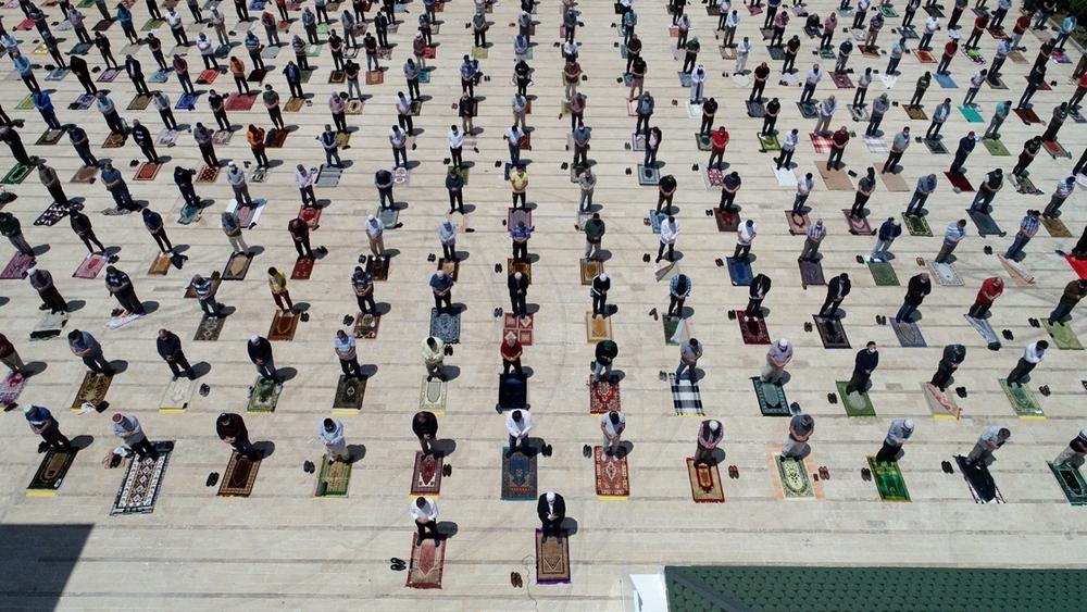 تركيا تستأنف صلاة الجمعة في المساجد بعد انحسار كورونا