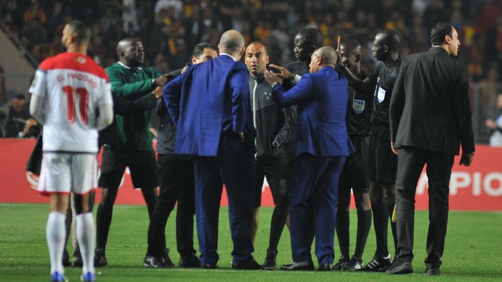 تقارير | أحمد أحمد : "رئيس الترجي هددني وتعرضت للسب و الشتم" .. ومراقب المباراة: "الوداد لم تنسحب والمقابلة انتهت بأمر من رئيس الكاف"..!