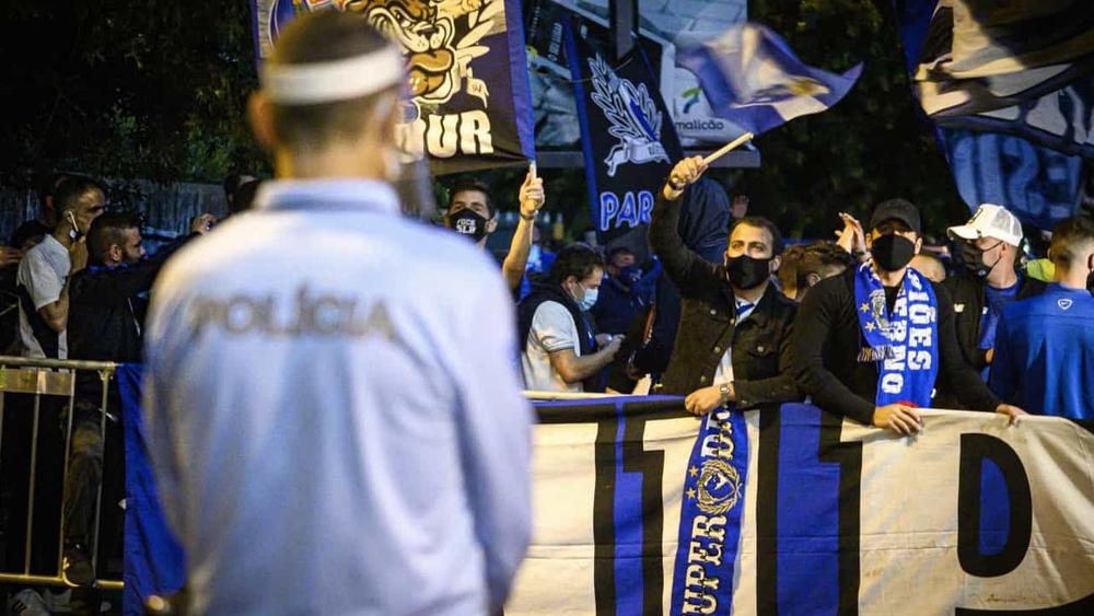 "أولترا" بورتو تتحدى "كورونا" وتتنقل لمساندة فريقها من خارج الملعب!