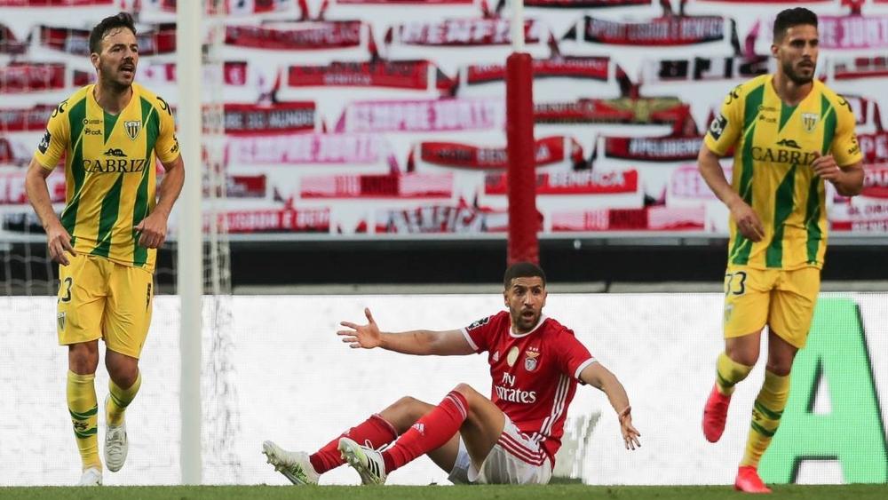 بعد الاعتداء على حافلة الفريق.. منازل بعض لاعبي بنفيكا تتعرض أيضًا للتخريب!