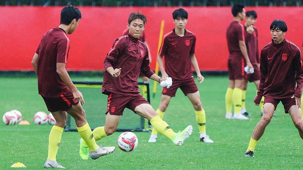 بسبب انتهاكهم لقيود كورونا.. الصين تقرر إيقاف 6 لاعبين من منتخب الشباب لمدة 6 أشهر