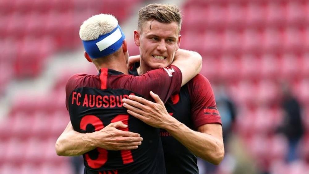 أوغسبورغ يلدغ ماينز بهدف ويقترب من البقاء بالبوندسليغا