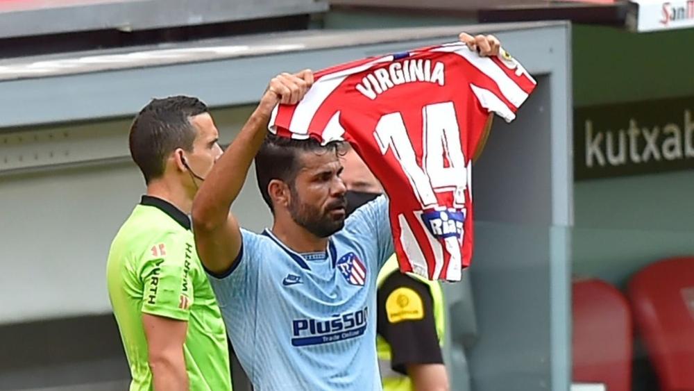 في مبادرة إنسانية .. دييغو كوستا يرفع قميص لاعبة أتليتيكو مدريد كدعم معنوي لها بعد إزالتها لورم "خبيث" على مستوى المخ