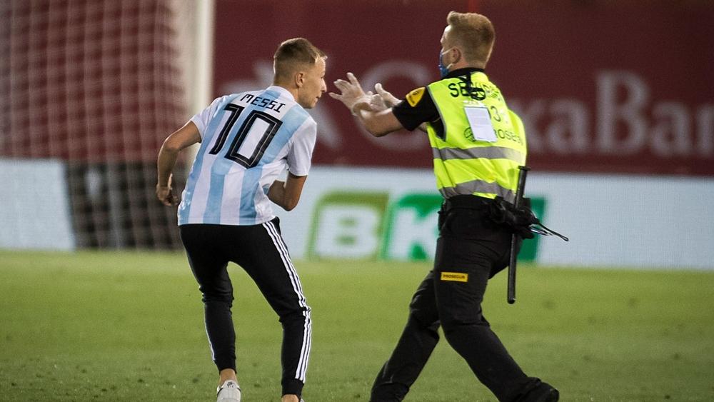 والدة مقتحم مباراة برشلونة: "سيعمل الصيف بأكمله لدفع الغرامة"