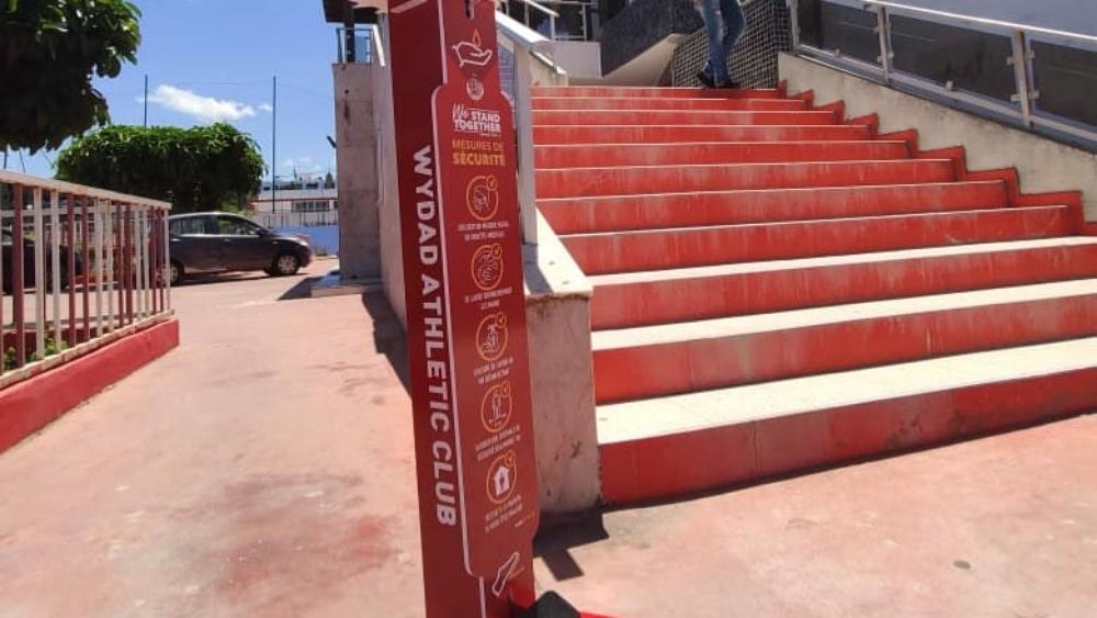 إدارة الوداد تواصل مبادراتها في الحد من تفشي وباء "كورونا" بتثبيت علب "معقم اليدين" بجميع مرافق مركب محمد بنجلون