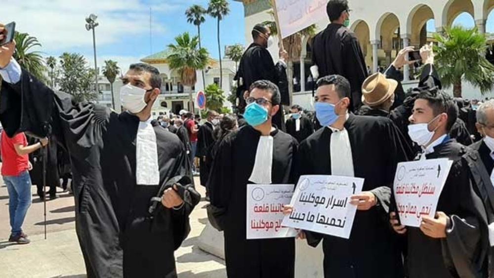 محامون يخرقون الحجر الصحي و قرار منع التجمعات بعد تنظيم وقفة احتجاجية أمام المحكمة الابتدائية بالدار البيضاء