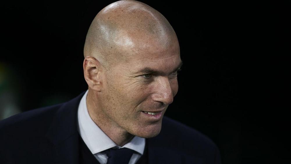 زيدان: "ركلة جزاء فينيسيوس صحيحة .. والكرة اصطدمت بكتف بنزيمة"