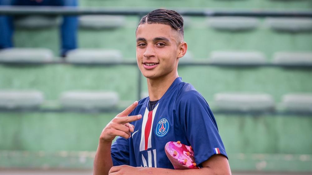 الموهبة المغربية قيس رويز يُستدعَى لأول مرة لتداريب الفريق الأول لـ"البي إس جي"