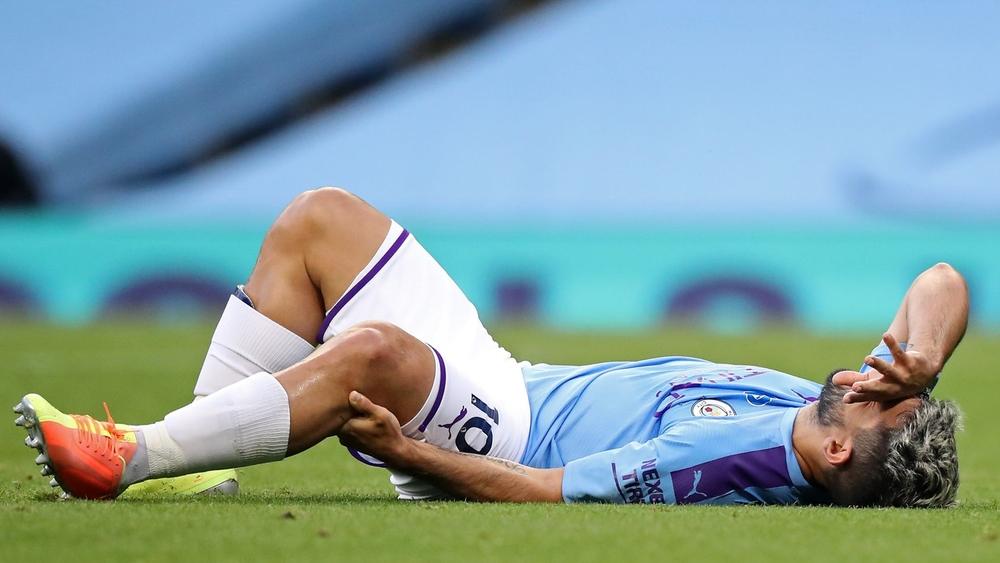 أغويرو يعلن خضوعه لعملية جراحية.. وخاوف من انتهاء موسمه