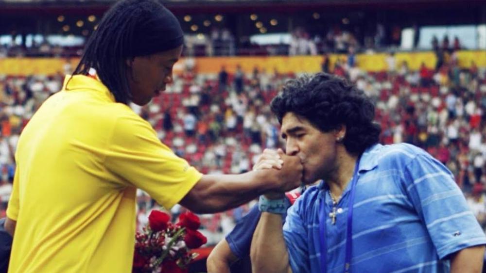 مارادونا يقود مفاوضات مع رونالدينيو لإعادته من الاعتزال