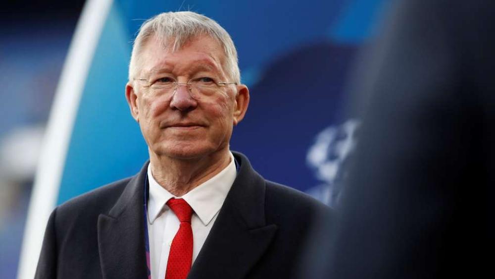 فيرجسون يهنيء نجم ليفربول بعد التتويج بالدوري الإنجليزي