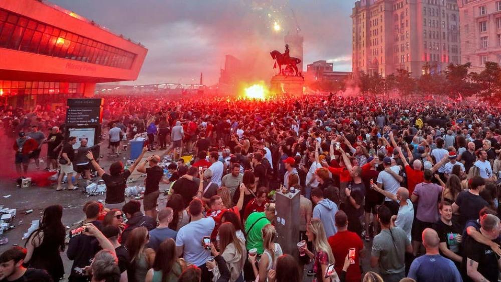 الشرطة تتدخل لإنهاء احتفالات جماهير ليفربول