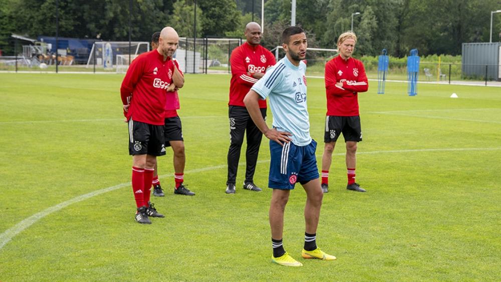 في طريقه إلى لندن.. زياش يودّع لاعبي أياكس وطاقمه التقني