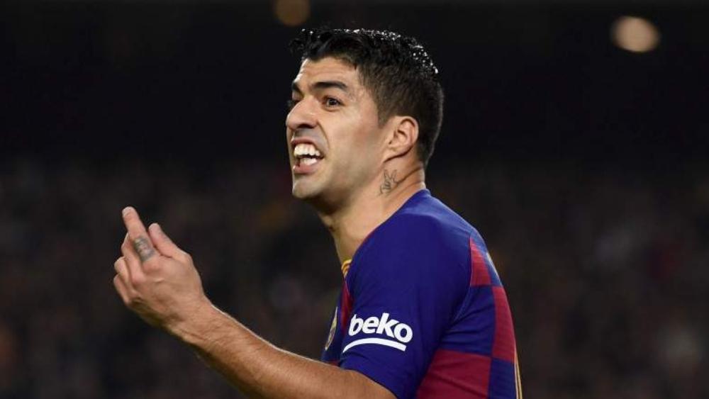 سواريز يفجر غضبه على مدربي برشلونة ويقول: "عليهم شرح أسباب تعثرنا خارج الميدان"