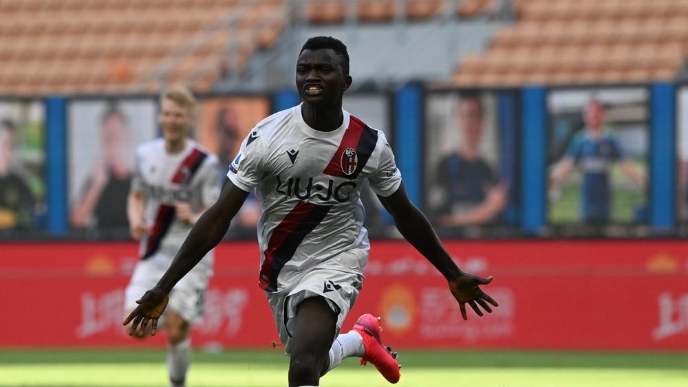 موسى جوارا.. وصل إلى إيطاليا في "قارب الموت" وعمره 14 سنة وبالأمس سجل أول هدف له في الدوري الإيطالي!