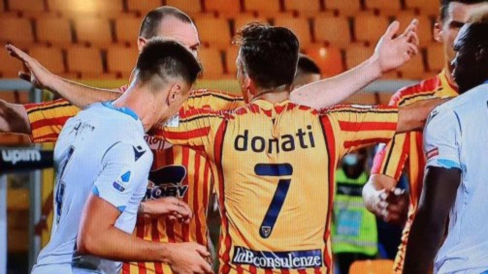 بـ"عضّة" في كتف المنافس.. مدافع لاتسيو يُطرد بعد محاكاته للقطة سواريز وكيليني في مونديال 2014