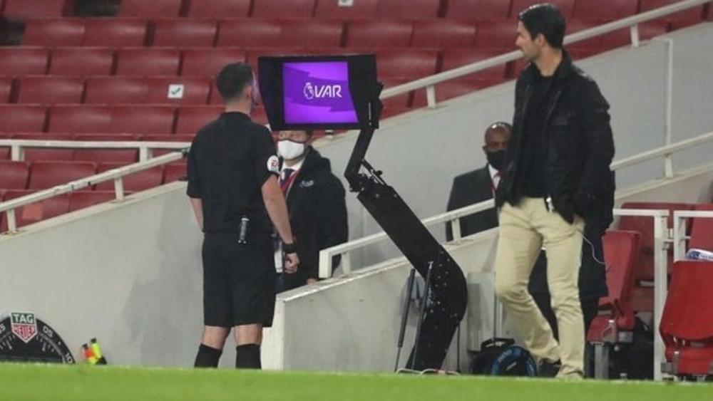 رابطة الدوري الإنجليزي تعترف بثلاثة أخطاء لتقنية "فار" في يوم واحد