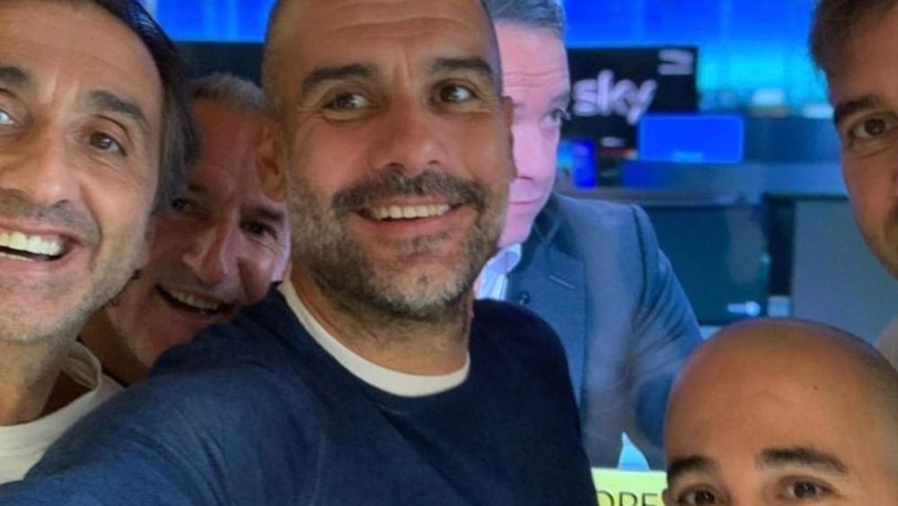 "سيلفي" غوارديولا يُظهر فرحته بقرار إلغاء عقوبة مانشستر سيتي