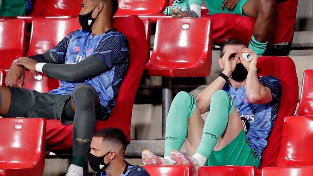 بعد "قيلولة" مباراة ألافيس .. غاريث بيل يثير السخرية من مقاعد البدلاء بـ"لقطة جديدة"!