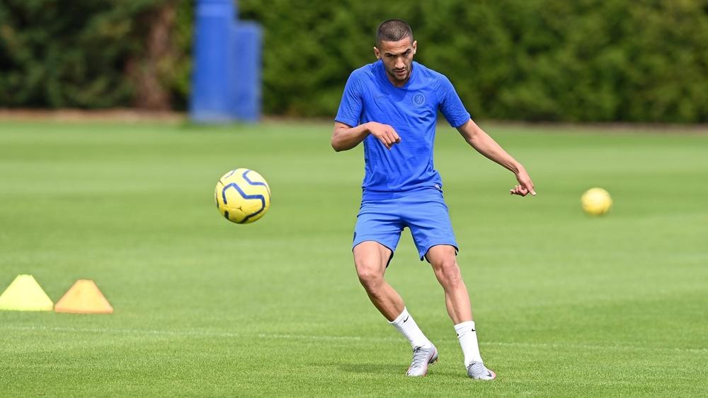 الصفحة الرسمية لتشيلسي تواصل مغازلة زياش وتوثيق أنشطته داخل مقر تداريب النادي