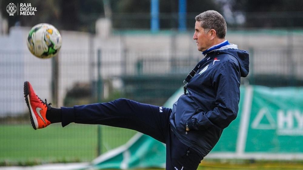 بعد أن ادّعت إدارة الرجاء بإنهاء عقده بالتراضي.. النادي ملزم بدفع 160 ألف دولار لـ"غاريدو" بعد حكم "الفيفا"!