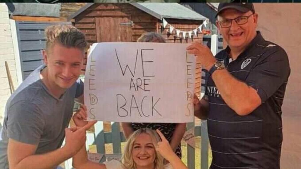 صورة | أسرة مُشجعة لنادي ليدز قبل 16 عاما: "سنعود".. وفي 2020 تؤكد: "عدنا"!