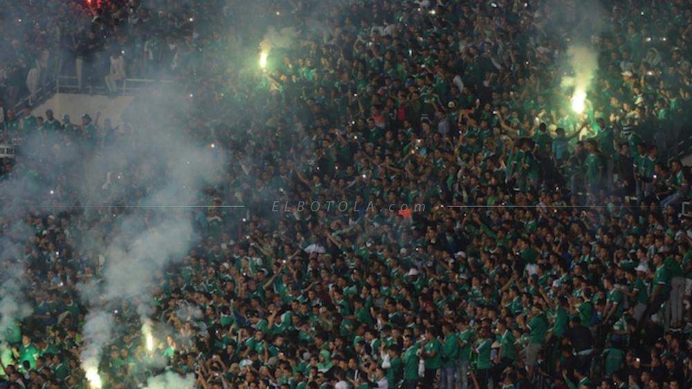 "الكاف" يتغنَّى بجماهير الرجاء: "تسرحُ في أمواج أهازيجهم فتنسى اللقاء!"