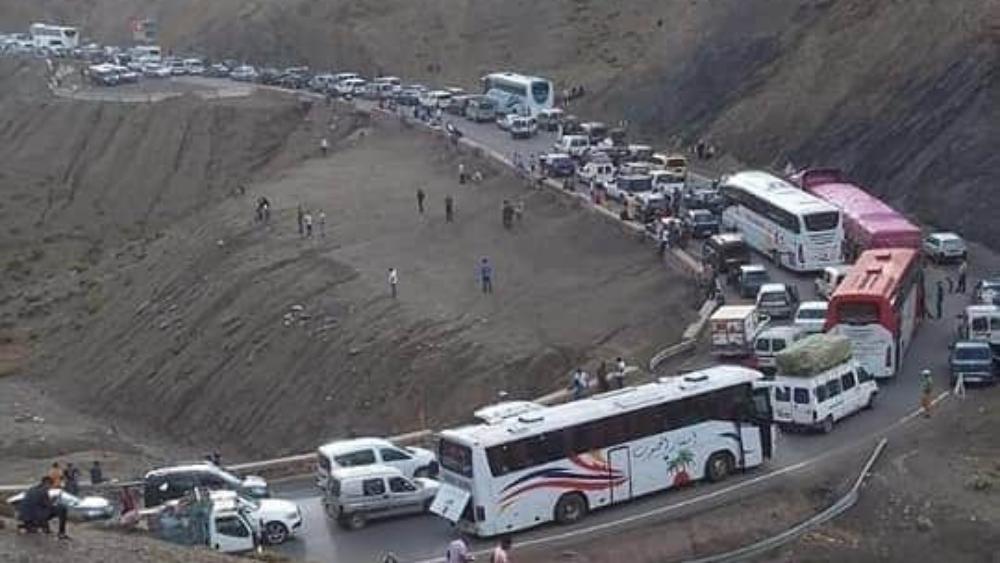 ممر "تيزي نتيشكا" ممتلئ عن آخره .. مواطنون "أربكهم" قرار الحكومة عالقون في مساراته