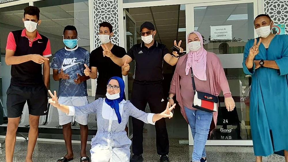 الحالات الستة المُنتمية لـ"الماص" تُغادر المستشفى بـ"علامات النّصر" بعد تعافيها من "كوفيد-19"