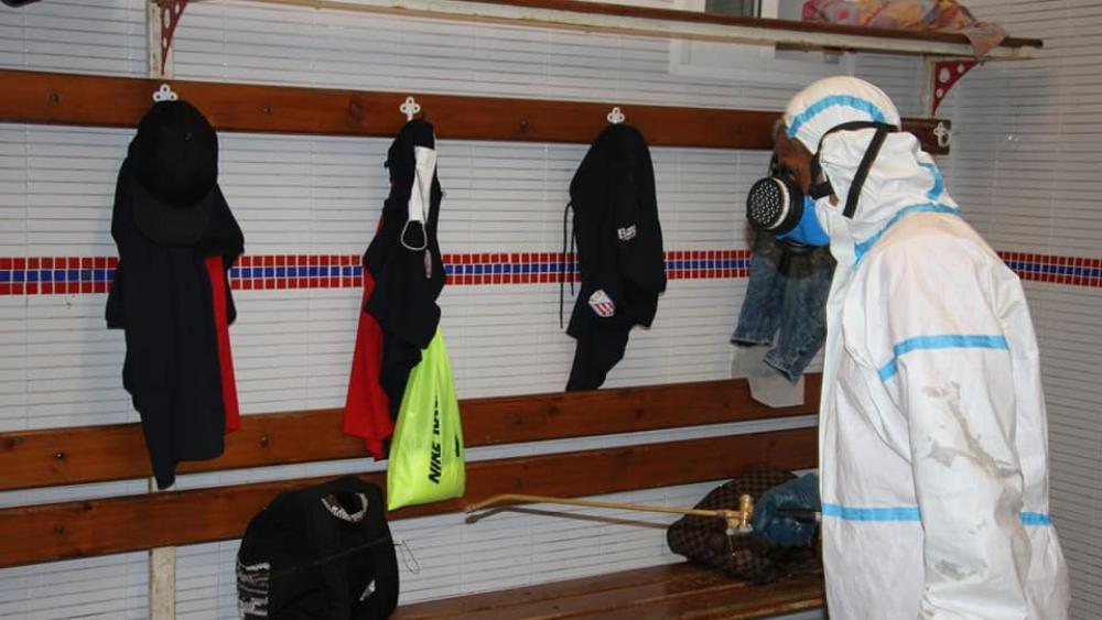 عملية تعقيم لمرافق ملعب "سانية الرمل" بعد اكتشاف حالتيْن إيجابيتيْن داخل "الماط"