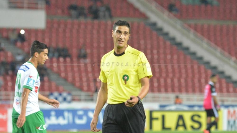 جمال بلبصري يتولَّى صافرة مباراة الرجاء الرياضي وأولمبيك أسفي .. ولمسلك في غرفة "الفار"