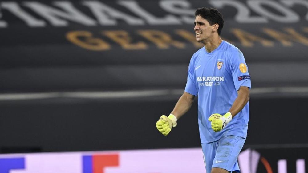 صحف إسبانيا: "إشبيلية يتفاوض مع جيرونا للاحتفاظ نهائيًا بحارس المرمى المغربي ياسين بونو"