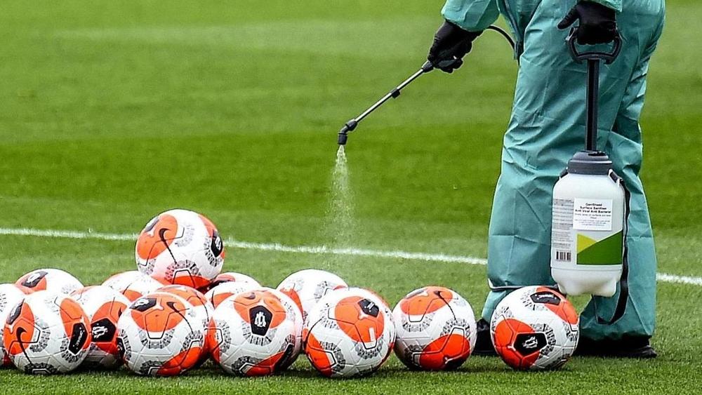 "كورونا" لن تؤجل المباريات.. رابطة الدوري الإنجليزي تفرض على الأندية خوض لقاءاتها ما دام لديها 14 لاعبا متاحا للمشاركة!