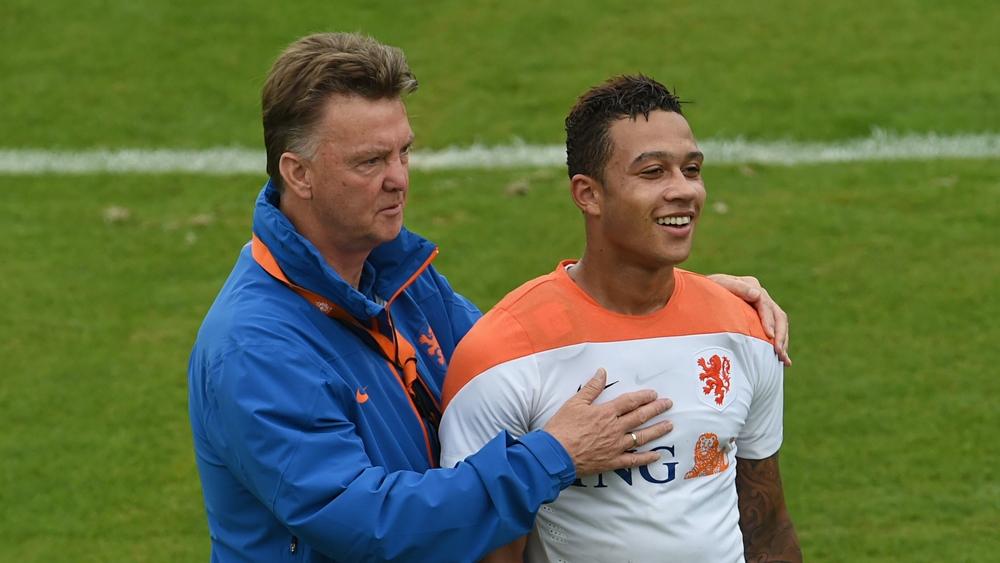 فان خال: "ديباي لن يحل كل مشاكل برشلونة"