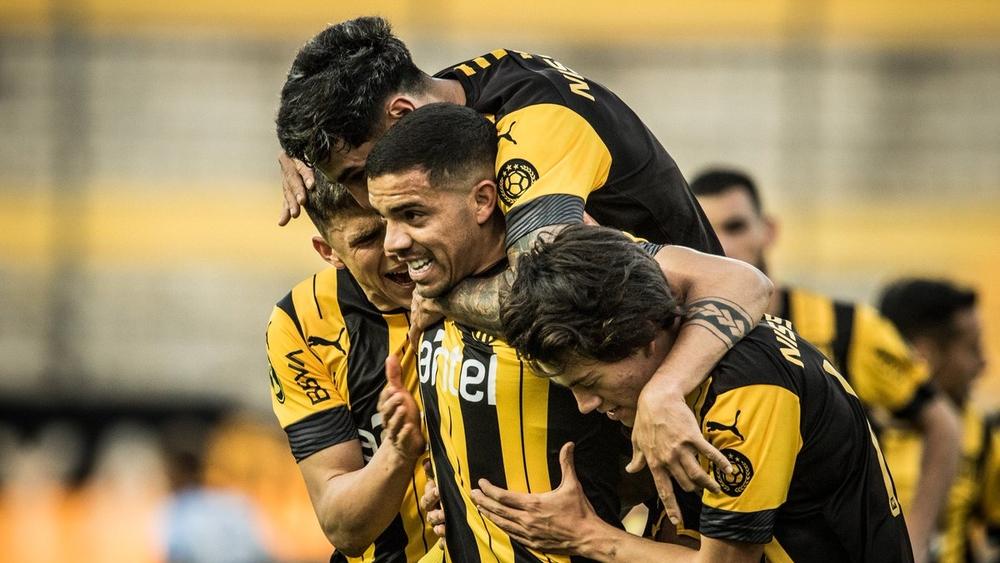 الأوروغواي تبحث إمكانية عودة الجماهير إلى الملاعب