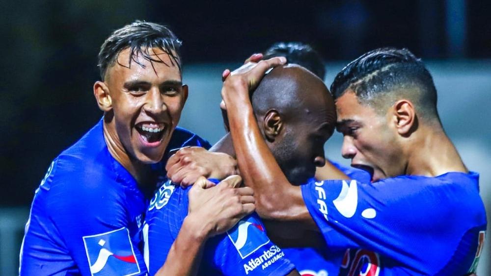 "الفيفا" يبارك للرجاء وأنصاره تتويجهم باللقب الـ12 في منافسات البطولة الاحترافية