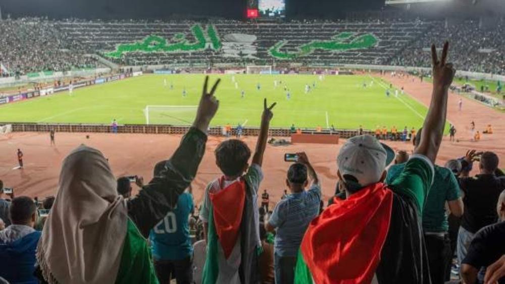 هلال القدس الفلسطيني يشارك الرجاء فرحة التتويج.. ويردد: "ألف مبروك لإخواننا"