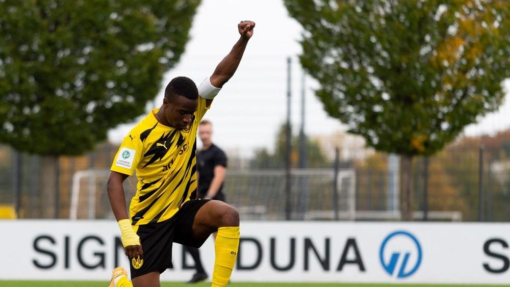 موهبة دورتموند "موكوكو" يعترض على العنصرية بتسجيل "سوبر هاتريك"