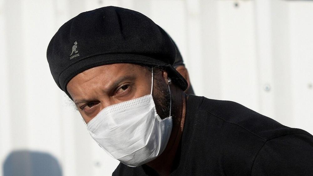 رونالدينيو يعلن إصابته بفيروس "كورونا"