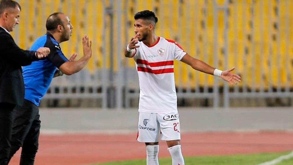 مدرب الزمالك يُجالس أوناجم ويوجِّه إليه تعليمات فنية قبل مباراة الرجاء
