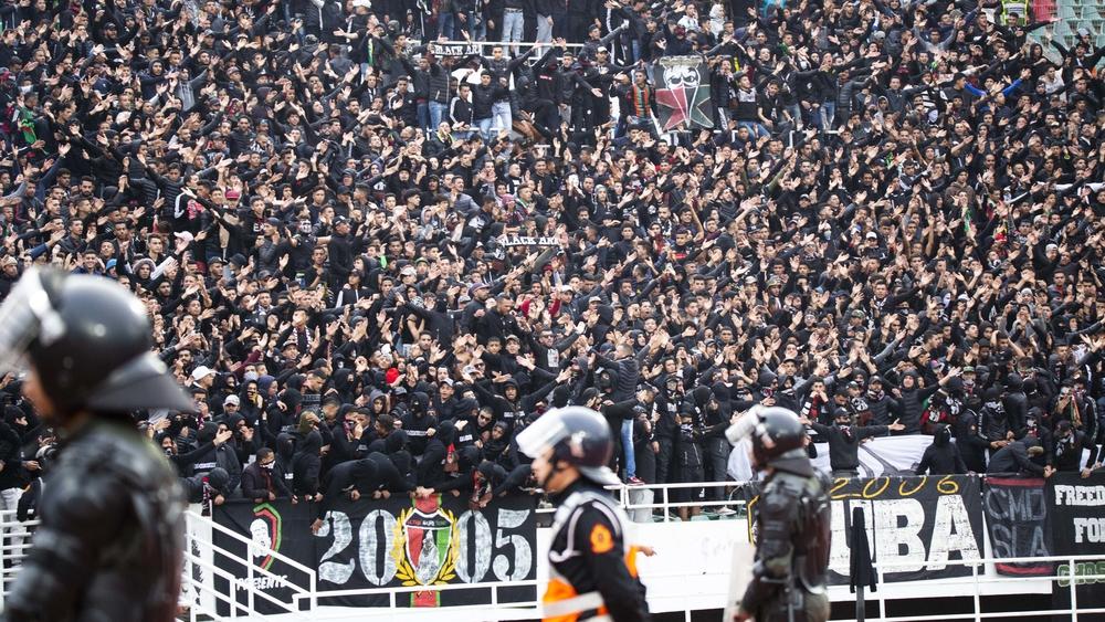 فصيل "بلاك آرمي" يضع إدارة الجيش الملكي أمام المرآة ويُرتِّب المسؤوليات بين مُسيّري النادي