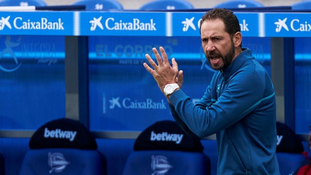 مدرب ألافيس: "لم نتمكن من الاستمتاع بالتعادل أمام برشلونة"